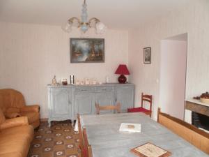 uma sala de estar com uma mesa e um sofá em ZooParc de Beauval, gite du vivier em Seigy