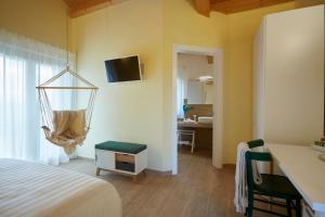 1 dormitorio con cama y silla colgante en Agriturismo Nido delle Rondini en Macerata