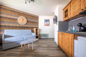 salon z niebieską kanapą i stołem w obiekcie Superbe appartement avec parking gratuit en centre ville et aux pieds des pistes w Chamonix-Mont-Blanc