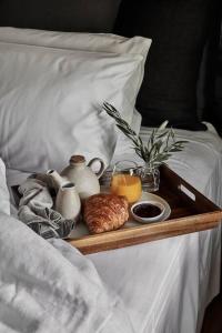taca z jedzeniem i sokiem pomarańczowym na łóżku w obiekcie Chaplet Cottage Luxury Healesville Cottage w mieście Healesville