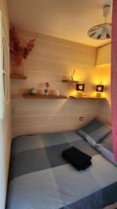 Cette chambre comprend un lit avec deux lumières. dans l'établissement CANNES Front de Mer - Appartement 3 STAR, à Cannes