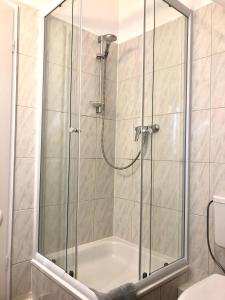 シャルボイツにあるDachgeschoßwohnungのバスルーム(ガラス張りのシャワー付)が備わります。