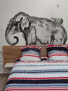 una camera da letto con un disegno di un elefante sul muro di Gîte urbain Happy Nantes a Nantes