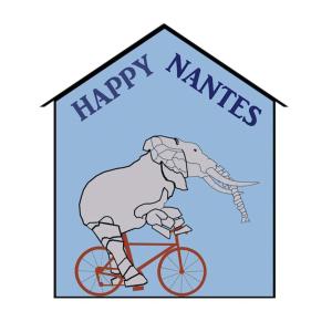 Une personne à vélo avec les mots joyeux souvenirs dans l'établissement Gîte urbain Happy Nantes, à Nantes