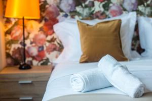 A bed or beds in a room at Athens Gem