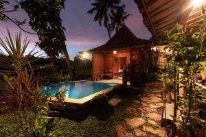 Villa Nextdoor Nature Yogyakarta内部或周边的泳池