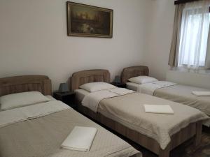 A bed or beds in a room at Régi Csárda és Panzió