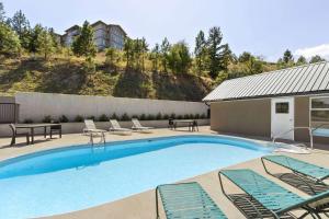 Bazén v ubytování Travelodge by Wyndham Kamloops Mountview nebo v jeho okolí + 37 fotografií