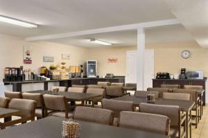 een restaurant met tafels en stoelen in een kamer bij Travelodge by Wyndham Kamloops Mountview in Kamloops