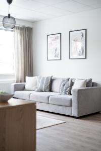 uma sala de estar branca com um sofá em 2ndhomes Tampere "Iso Ronka" Apartment - 2BR, Balcony & Great Location em Tampere