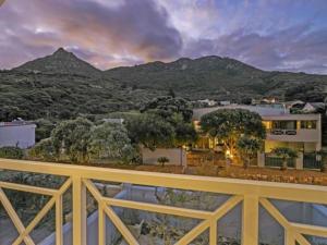 - une vue sur une maison avec des montagnes en arrière-plan dans l'établissement Villa de la Mer Hout Bay Beachfront, au Cap