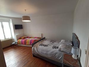 1 dormitorio con cama, ventana y cama sidx sidx sidx sidx en Maison de ville de 95M2, en Montmorillon