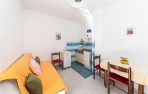Гостиная зона в Nice Apartment In Seget Donji With House Sea View