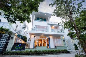 a white building with a store in front of it at Villa Pearl FLCSầm Sơn in Sầm Sơn