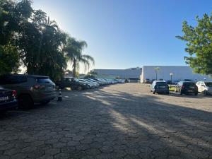 un parcheggio con un sacco di auto parcheggiate di Brisamar Suite Hotel a Florianópolis