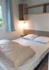 1 dormitorio con 2 camas y ventana en Camping de Retourtour, en Lamastre