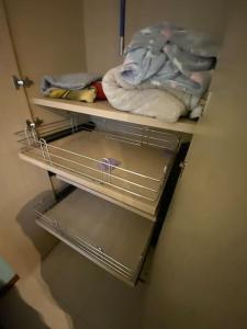 einen Schrank mit zwei leeren Regalen in einem Kühlschrank in der Unterkunft Fuori Milano molto tranquillo (box incluso) 
