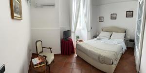 una camera con un letto e una televisione di Home Marty a Napoli