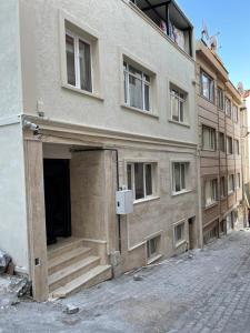 un edificio con la puerta abierta en una calle en Tekin Suit, en Bandırma