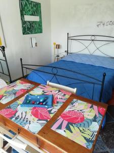 ein Schlafzimmer mit einem Bett mit einer bunten Bettdecke in der Unterkunft B&B Porte Rosse in Solferino