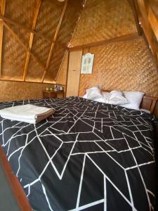 Postel nebo postele na pokoji v ubytování D' Tepi Danau Glamping