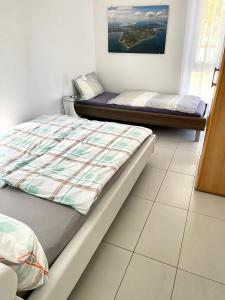 1 Schlafzimmer mit 2 Betten in einem Zimmer in der Unterkunft FeWo Michaela Köst in Konstanz