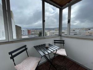 ブラガにあるApartments City Center • Collection by Perpetual Relaxの窓のある部屋(テーブルと椅子2脚付)