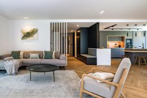 埃斯托利爾的住宿－Deluxe Monte Estoril，客厅配有沙发和桌子