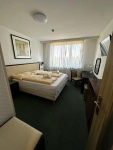 Postel nebo postele na pokoji v ubytování Horský hotel Jelenovská s bazénem v ceně + 37 fotografií