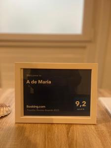 un reloj sobre una mesa de madera en A de Maria - Tres Marias Apartments en Redondela