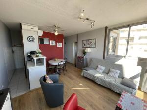 salon z kanapą i stołem w obiekcie Bel appartement T2 cabine avec parking, clim, proche plage et commerces, Saint-Cyprien - FR-1-106-71 w mieście Saint-Cyprien