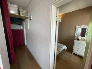 mała sypialnia z łóżkiem i komodą w pokoju w obiekcie Bel appartement T2 cabine avec parking, clim, proche plage et commerces, Saint-Cyprien - FR-1-106-71 w mieście Saint-Cyprien