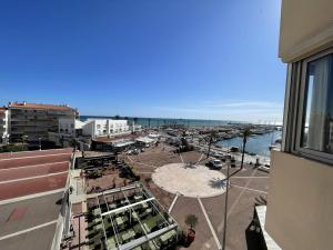 widok z lotu ptaka na miasto z portem i oceanem w obiekcie Bel appartement T2 cabine avec parking, clim, proche plage et commerces, Saint-Cyprien - FR-1-106-71 w mieście Saint-Cyprien