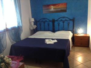 クストナーチにあるVilla Orizzonteの青い壁のベッドルーム1室