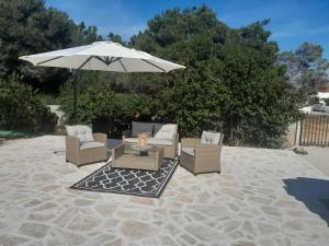 Κήπος έξω από το Caliente Apartments Vir A