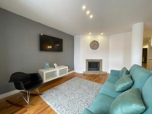 uma sala de estar com um sofá azul e uma lareira em Apartments City Center • Collection by Perpetual Relax em Braga