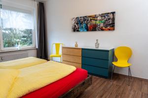 Ένα ή περισσότερα κρεβάτια σε δωμάτιο στο Art City-Studios Kassel 6 und 9 mit 2 Schlafzimmern, groß, modern, citynah, kostenfreie Parkplätze, Süd-Balkons, ruhig, Herkulesblick, voll ausgestattet