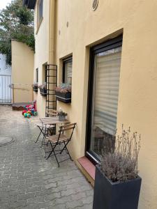 a patio with a table and chairs next to a building at Ostsee Ferienwohnung Möwengasse in Travemünde