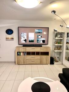 uma sala de estar com uma televisão de ecrã plano na parede em FeWo Michaela Köst em Constança