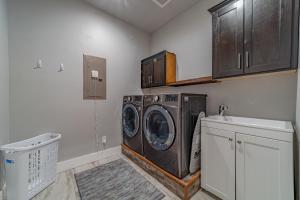 a laundry room with a washer and dryer at Mojo's Dojo in McKinleyville
