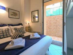 1 dormitorio con 1 cama con 2 toallas en Le Marie Jeanne 6 Pers Giardino WiFi Vista Mare en Villefranche-sur-Mer