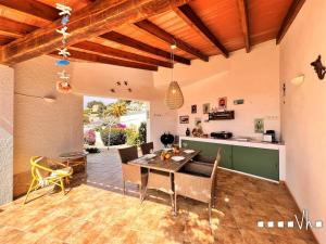 ベニッサにあるVH CostaBlanca - CABANILLASのキッチン、ダイニングルーム(テーブル、椅子付)
