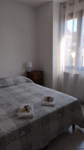 ein Schlafzimmer mit einem Bett mit zwei Handtüchern darauf in der Unterkunft AGORA' Home in Gardone Riviera