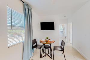 Μια τηλεόραση ή/και κέντρο ψυχαγωγίας στο Tropical Hideway