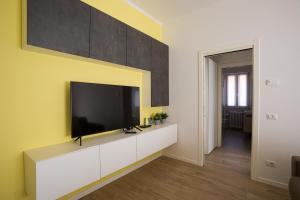salon z telewizorem z płaskim ekranem na ścianie w obiekcie Eli Home - Royal Welcome w Weronie