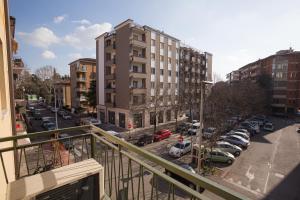 balkon budynku z parkingiem w obiekcie Eli Home - Royal Welcome w Weronie