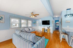 sala de estar con 2 sofás y TV de pantalla plana en Assateague Pointe ---12401 Windlass Way en Berlin