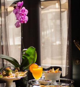 un tavolo con un piatto di cibo e un fiore di Xenon Inn a Nauplia