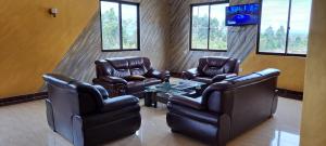 una sala de espera con sillas de cuero y una mesa en Epashikino Resort & Spa en Gilgil