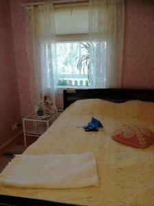 a bedroom with a bed with a window and a pillow at Tupaniemi, kodikas ja tilava asunto 2-4 vieraalle in Pori